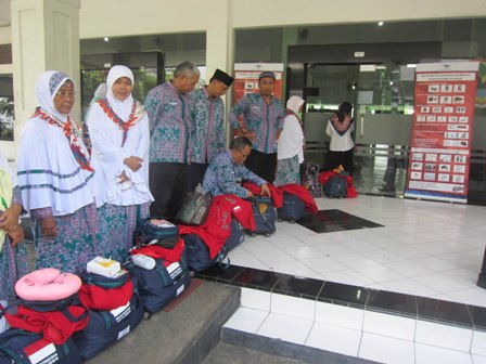 Sejumlah calhaj asal Sukoharjo antre memasuki ruang Muzdalifah di Asrama Haji Donohudan, Ngemplak, Booyolali, Senin (15/8/2016). (Iskandar/JIBI/Solopos)