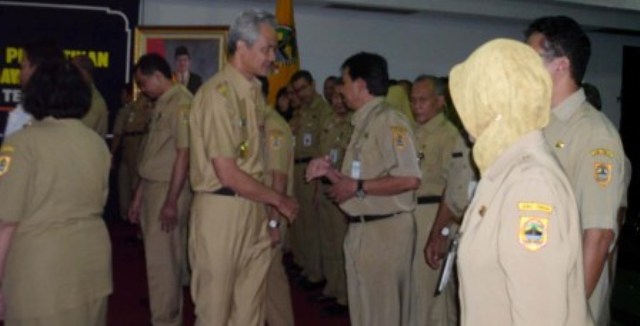 Gubernur Jateng Ganjar Pranowo memberikan ucapan selamat kepada 49 pejabat eselon IV di lingkungan Pemprov Jateng yang baru dilantik di Gedung Gradika Bhkati Praja, Jl. Pahlawan, Kota Semarang, Senin (8/8/2016). (Insetyonoto/JIBI/Semarangpos.com)