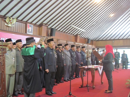 Bupati Klaten, Sri Hartini, melantik 50 pejabat yang dimutasi. Pelantikan digelar di Pendapa Pemkab Klaten, Jumat (26/8/2016). (Taufiq Sidik Prakoso/JIBI/Solopos)