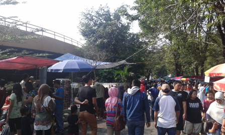 Pengunjung memadati Sunday Market Manahan, Minggu (28/8/2016) pagi. (Irawan Sapto Adhi/JIBI/Solopos)