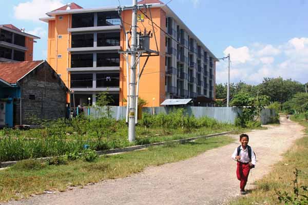 Seorang anak sedang berlari di jalan menuju Rusunawa Karangrejek, Wonosari. Pemkab sudah mulai menyiapkan payung hukum untuk rusunawa, sehingga saat akan dioperasikan bisa langsung dilakukan. Foto diambil beberapa waktu lalu. (David Kurniawan/JIBI/Harian Jogja)