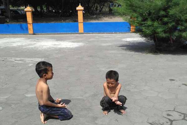Anak-anak terlihat menangis dan memegangi tanganya sesaat setelah tersengat ubur-ubur. (IST/Tim SAR)