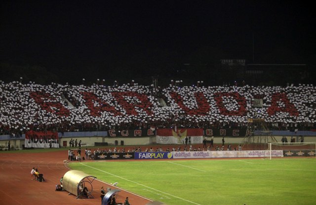 Suporter Timnas Indonesia membuat formasi dengan tulisan Garuda pada pertandingan uji coba Timnas Indonesia melawan Timnas Malaysia di Stadion Manahan Solo, Selasa (6/9). Pertandingan tersebut berakhir 3-0 untuk kemenangan Indonesia. (Nicolous Irawan/Solopos)