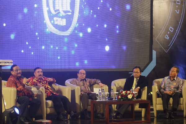 (kiri-kanan) Direktur Utama BPD DIY, Bambang Setiawan bersamaDirjen Bina Keuangan Daerah Kemendagri, Redonnyzar Moenek, Koordinator Pengawasan Lembaga Jasa Keuangan Wilayah Timur OJK, Ahmad Fauzi, Pakar Ekonomi UGM, Moedrajat Kuncoro dan Direktur Eksekutif Asbanda, Wimran Ismaun menjadi pembicara pada Sosialisasi dan Seminar Program Transformasi Bank BPD DIY di Depok, Sleman, Kamis (15/9). Seminar perbankan tersebut bertujuan untuk meningkatkan pemahaman, komitmen serta dukungan dari segenap pemangku kepentingan terhadap peningkatan peran BPD dalam pembangunan daerah. (Gigih M. Hanafi/JIBI/Harian Jogja)