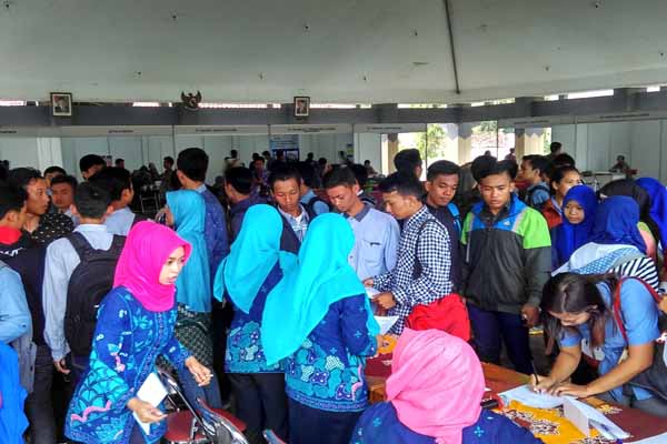 Para pencari kerja memadati Jobfair Kulonprogo 2016 di SMK Negeri 2 Pengasih, Kulonprogo, Jumat (16/9/2016). (Rima Sekarani I.N./JIBI/Harian Jogja)