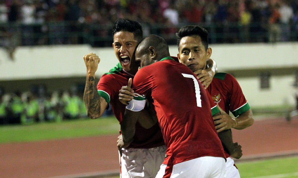 Irfan Bachdim, Boaz Salossa, dan Andik Vermansyah merayakan gol Indonesia. (Twitter)