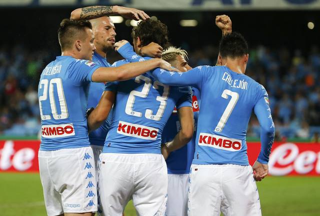 Para pemain Napoli merayakan gol. (REUTERS/Ciro De Luca)