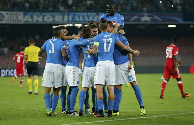 Napoli merayakan gol ke gawang Benfica. (REUTERS / Ciro De Luca)