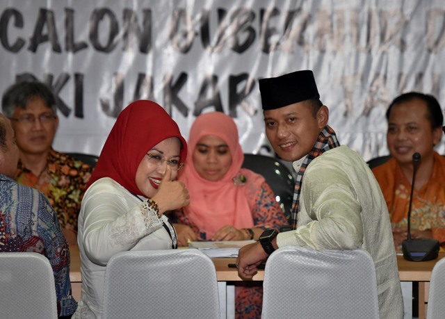 Calon Gubernur DKI Agus Harimurti Yudhoyono (kanan) dan Bakal Cawagub Sylviana Murni (kiri) didampingi pimpinan partai pengusung mengangkat jempol saat menyerahkan dokumen pendaftaran di KPUD DKI Jakarta, Jumat (23/9/2016). (JIBI/Solopos/Antara/Yudhi Mahatma)