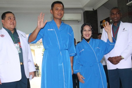 Pasangan Cagub dan Cawagub DKI Jakarta Agus Harimurti Yudhoyono (kedua kiri) dan Sylviana (kedua kanan) melambaikan tangan saat akan menjalani tes kesehatan di RSAL Mintohardjo, Jakarta, Sabtu (24/9/2016). (JIBI/Solopos/Antara/Anny)