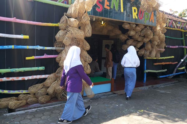 Sejumlah pelajar SMA mengunjungi pameran karya seni rupa di eks Gedung Pengadilan Agama yang dihelat bersamaan perayaan FKY ke-28 di Wonosari, Gunungkidul, Rabu (7/9/2016). (Mayang Nova Lestari/JIBI/Harian Jogja)