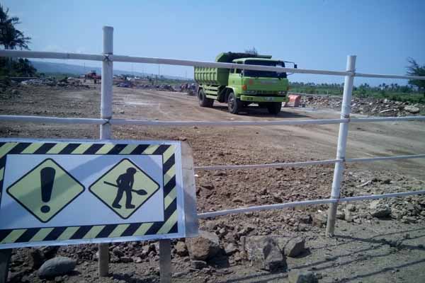 Sebuah truk pengangut material melintas di kawasan proyek Jalur Lingkar Selatan, Dusun Baros, Desa Tirtohargo, Kretek, Bantul, Selasa (30/8/2016) (Irwan A. Syambudi/JIBI/Harian Jogja)