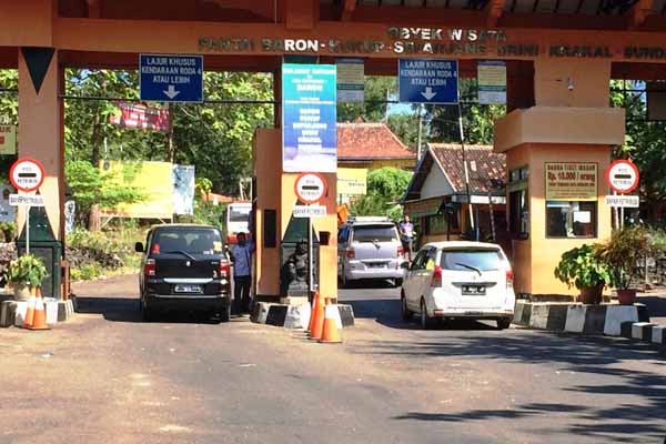 Aktivitas penarikan retribusi di pintu utama Pos Retribusi Baron. (David Kurniawan/JIBI/Harian Jogja)