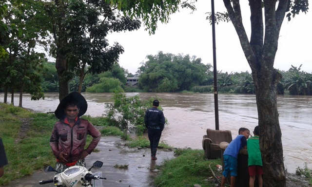 Lurah Sangkrah Singgih Bagjono (menghadap sungai) meninjau bantaran sungai Bengawan Solo untuk memastikan tidak ada warga yang terdampak banjir, Rabu (28/9/2016). (Irawan Sapto Adhi/JIBI/Solopos)