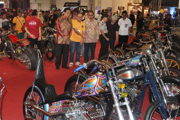 Gubernur DIY, Sri Sultan Hamengku Buwono X didampingi Director Kustomfest, Lulut Wahyudi melihat deretan kreasi motor kustom pada pembukaan Kustomfest 2016 "Reborn Legend" di Gedung Jogja Expo Center, Banguntapan, Bantul, DI. Yogyakarta, Sabtu (08/10/2016). (JIBI/Harian Jogja/Desi Suryanto)