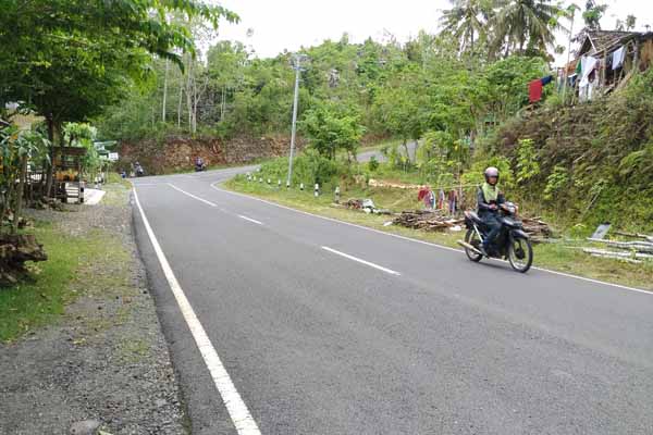 Warga melintasi Jalur Jalan Lintas Selatan (JJLS) di Desa Girijati, Purwodadi, Gunungkidul pekan lalu. Kawasan JJLS di pesisir pantai kini diincar investor. (Bhekti Suryani/JIBI/Harian Jogja)