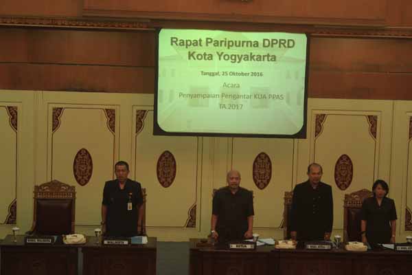 Walikota Jogja Haryadi Suyuti (paling kiri) bersama pimpinan dewan Kota Jogja saat Rapat Paripurna Pengantar Nota Kesepakatan Antara Pemerintah Kota Jogja dan DPRD Kota Jogja tentang Kebijakan Umum APBD dan Prioritas Plafon Anggaran Sementara (KUA-PPAS) 2017 di DPRD Kota Jogja, Selasa (25/10/2016) malam. (Ujang Hasanudin/JIBI/Harian Jogja)