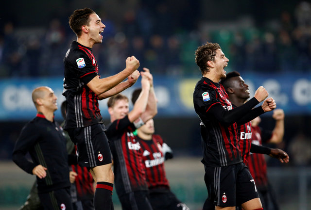 Para pemain AC Milan merayakan kemenangan (REUTERS/Alessandro Garofalo)