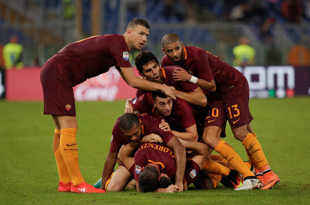 Para pemain AS Roma merayakan gol. (REUTERS/Max Rossi)