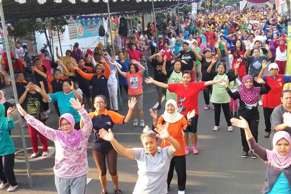 Warga mengikuti senam massal saat car free day di Jalan AM Sangaji Jogja, Minggu (16/10/2016). (Joko Nugroho/JIBI/Harian Jogja)