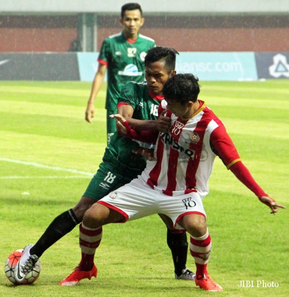 Pemain PSS Sleman, Crah Angger Iswanto berebut bola dengan pemain Persepam pada babak 16 ISC B 2016 di Stadion Maguwoharjo, Sleman, Sabtu (1/10/2016). (JIBI/Harian Jogja/Jumali)