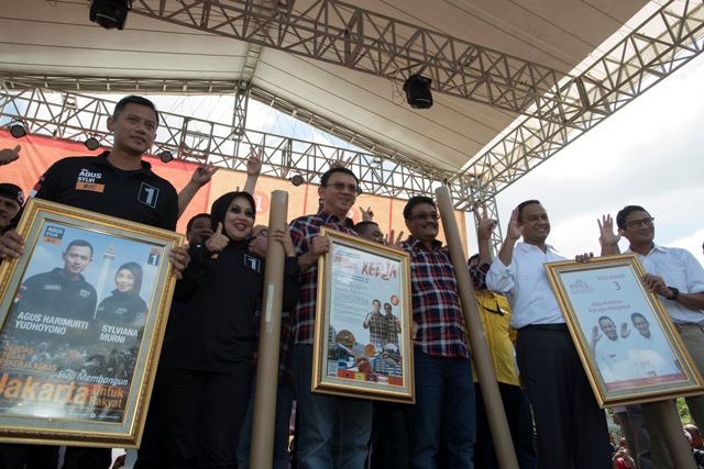 Tiga pasangan Cagub/Cawagub DKI Jakarta (kiri kanan), Agus Harimurti Yudhoyono-Sylviana Murni, Basuki T. Purnama-Djarot Saiful Hidayat, dan Anies Baswedan-Sandiaga Uno memegang contoh alat peraga kampanye saat Deklarasi Kampanye Damai dan Berintegritas di Kawasan Monas, Jakarta, Sabtu (29/10/2016). (JIBI/Solopos/Antara/Rosa Panggabean)