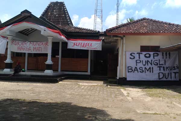 Warga Desa Dadapayu, Semanu memprotes dugaan pungutan liar yang dilakukan kepala desa setempat. Protes yang dituliskan di spanduk dipasang di balai desa setempat, Senin (17/10/2016). (Bhekti Suryani/JIBI/Harian Jogja)