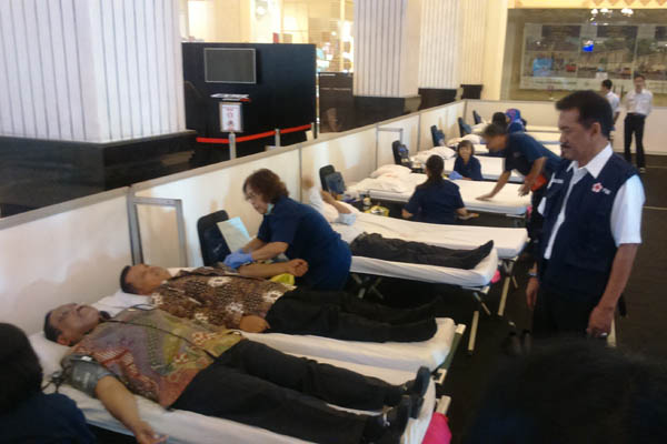Direktur Utama BPD DIY Bambang Setiawan (kiri) ketika mengikuti donor darah dan disaksikan Ketua PMI DIY GBPH Prabukusumo (berdiri) di Atrium Jogja City Mall (JCM), Sleman, Rabu (19/10/2016). (Harian Jogja/Kusnul Isti Qomah)