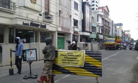 Pekerja berjaga di Jl. Gatot Subroto, Serengan, untuk menghalau kendaraan roda empat yang masuk jalan tersebut, Kamis (13/10/2016) pagi. (Irawan Sapto Adhi/JIBI/Solopos)