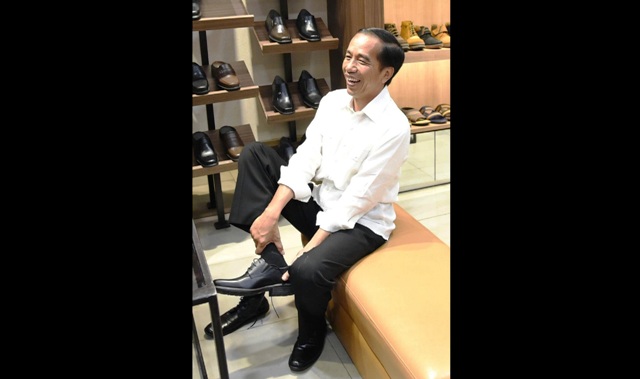 Presiden Jokowi mencoba sepasang sepatu di Manado Town Square, Manado, Sulawesi Utara, Selasa (18/10/2016) malam. (Istimewa/@jokowi)