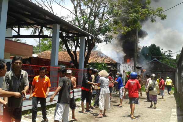 Kebakaran truk di Jalan Imogiri Barat, Panggungharjo, Sewon Bantul, Kamis (27/10/2016). (Ujang Hasanudin/JIBI/Harian Jogja)