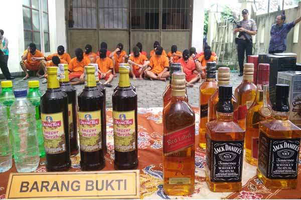 Sejumlah barang bukti minumas keras yang berhasil diamankan oleh jajaran Polda DIY selama razia dalam rangka cipta kondisi pengamanan Pemilukada 2017, Senin (24/10/2016). (Yudho Priambodo/JIBI/Harian Jogja)