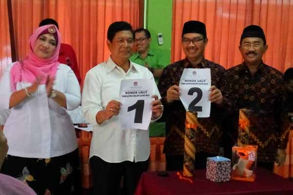 Pasangan Zuhadmono Azhari dan BRAy Iriani Pramastuti serta Hasto Wardoyo dan Sutedjo menunjukkan hasil pengundian nomor urut pasangan calon bupati dan wakil bupati untuk pemilihan kepala daerah (Pilkada) 2017 di aula kantor Komisi Pemilihan Umum (KPU) Kabupaten Kulonprogo, Selasa (25/10/2016). (Rima Sekarani I.N/JIBI/Harian Jogja)
