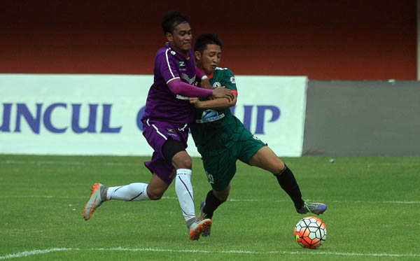 Pemain PSS Sleman Chandra Waskito berebut bola dengan pemain Persita Tangerang di Stadion Maguwoharjo, Sleman, Minggu (16/10) sore. PSS menang atas Persita 1-0 dalam babak 16 besar ISC B 2016. (Harian Jogja/JUMALI )