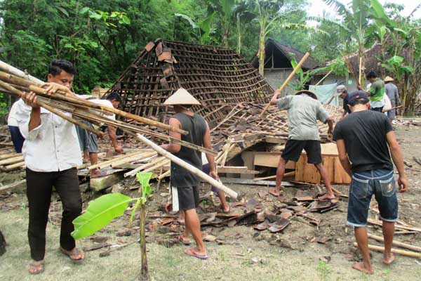 Sejumlah warga melakukan kerja bakti untuk membersihkan puing-puing rumah milik Samsudin yang tersapu angin kencang pada Minggu (16/10/2016) siang. (Foto istimewa)