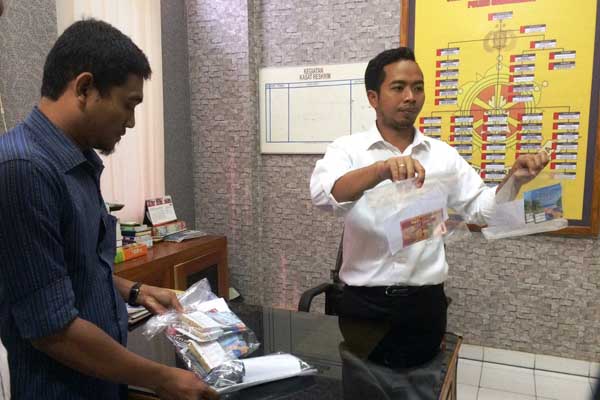 Kasat Resktrim Polres Gunungkidul AKP Mustijat Priyambodo menunjukan sejumlah barang bukti dugaan penggelapan di TPR JJLS. Senin (17/10/2016) . (David Kurniawan/JIBI/Harian Jogja)