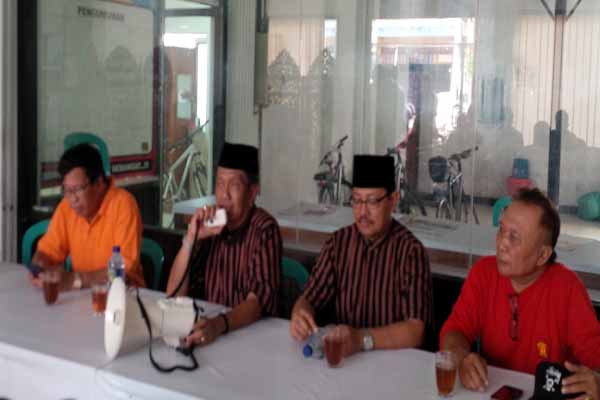 Pasangan calon walikota dan wakil walikota Jogja nomor dua, Haryadi Suyuti dan Heroe Poerwadi saat berkonsolidasi dengan pendukungnya di posko pemenangan Jalan Katamso, Gondomanan, seusai berkampanye ke Pasar Ngasem dan Alun-alun Kidul.?(Ujang Hasanudin/JIBI/Harian Jogja)