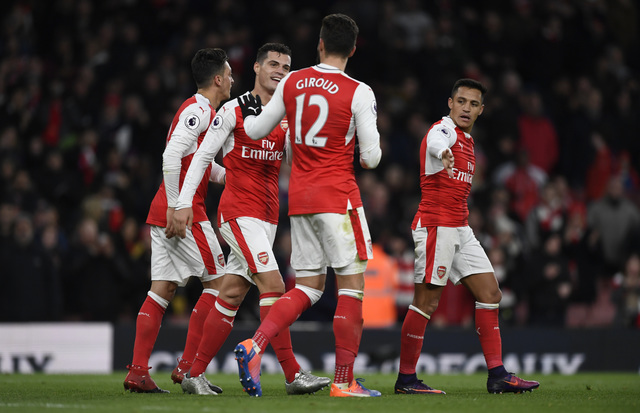 Para pemain Arsenal merayakan gol. (Reuters / Tony O'Brien)