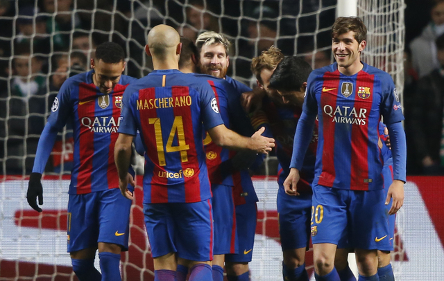 Para pemain Barcelona merayakan gol. (Reuters / Russell Cheyne)