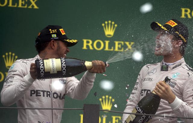 Duo Mercedes, Lewis Hamilton dan Nico Rosberg di podium GP Brasil. (REUTERS/Paulo Whitaker)