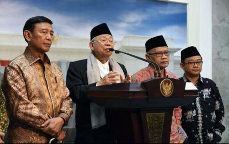Ketua MUI KH. Ma’ruf Amin didampingi Menko Polhukam Wiranto, memberi keterangan pers usai diterima Presiden Jokowi, Selasa (1/11/2016). (Setkab.go.id)