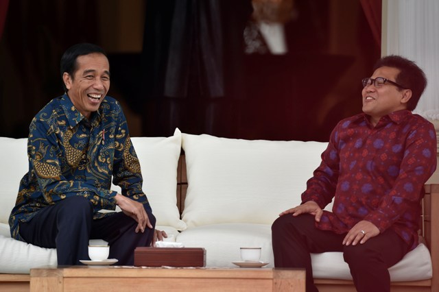 Presiden Joko Widodo (kiri) berbincang dengan Ketua Umum Partai Kebangkitan Bangsa (PKB) Muhaimin Iskandar (kanan) di teras belakang Istana Merdeka, Jakarta, Selasa (29/11/2016). (JIBI/Solopos/Antara/Puspa Perwitasari)