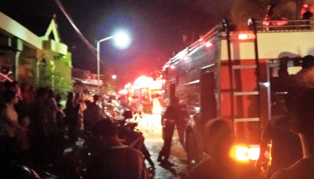 Mobil pemadam kebakaran dikerahkan untuk menanggulangi kebakaran Pasar Waru Semarang, Jumat (18/11/2016). (Facebook.com-Mas Doni)