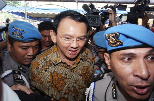 Gubernur DKI Jakarta nonaktif Basuki Tjahaja Purnama atau Ahok (tengah) bersiap untuk menjalani pemeriksaan di Bareskim, Mabes Polri, Jakarta, Selasa (22/11). Basuki Tjahaja Purnama altau Ahok menjalani pemeriksaan perdana oleh penyidik Bareskrim Polri sebagai tersangka kasus dugaan penistaan agama. ANTARA FOTO/Reno Esnir