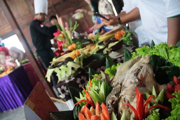 Menu Ayam Ingkung saat diperlombakan dalam acara Festival Kuliner Desa/Kampung Wisata se-DIY di Kalakijo, Desa Guwosari, Kecamatan Pajangan, Kamis (24/11) pagi. (Harian Jogja/Arief Junianto)