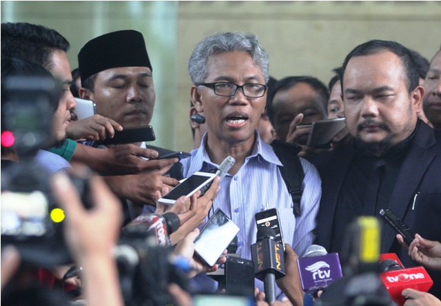 Buni Yani (kedua kanan), didampingi kuasa hukumnya menjawab pertanyaan wartawan seusai menjalani pemeriksaan Bareskrim Polri, Kamis (10/11/2016).(JIBI/Solopos/Antara/Reno Esnir)
