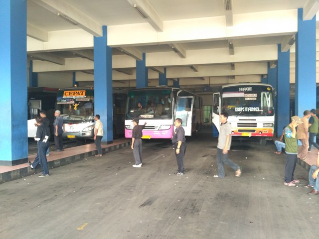 Suasana keberangkatan penumpang bus Antar Kota Dalam Provinsi (AKDP) di Terminal Tirtonadi Solo, Rabu (31/11/2016). (Danur Lambang/JIBI/Solopos)