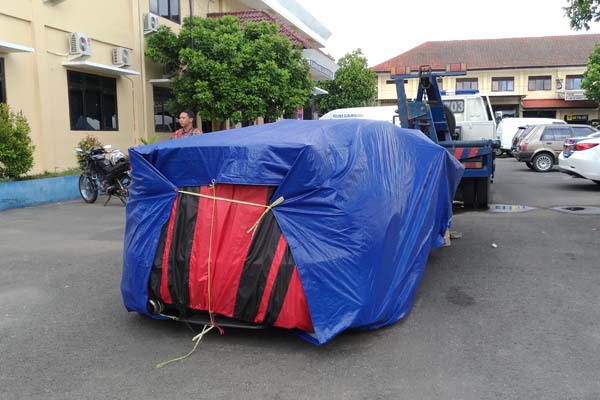 Mobil Toyota GT yang terlibat kecelakaan di Jalan Jogja-Wonosari ditutup terpal di halaman Mapolres Gunungkidul. (Bhekti Suryani/JIBI/Harian Jogja)