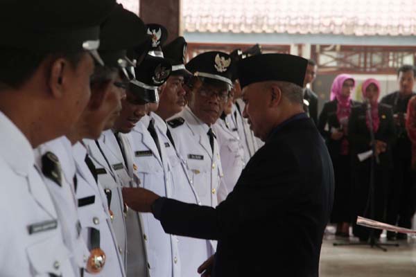 Bupati Bantul Suharsono saat menyematkan lencana di masing-masing kepala desa terpilih saat acara pelantikan Lurah Desa di Pendopo Parasamnya, Kompleks Kantor Bupati Bantul, Sabtu (5/11/2016) pagi. (Arief Junianto/JIBI/Harian Jogja)