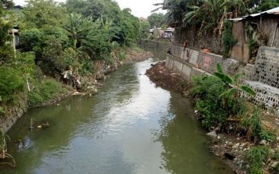 Petugas Balai Besar Wilayah Sungai Bengawan Solo (BBWSBS) memperbaiki talut ambrol di Jembatan Jongke, Sondakan, Laweyan, Rabu (23/11/2016). (JIBI/Solopos/Muhammad Ismail)